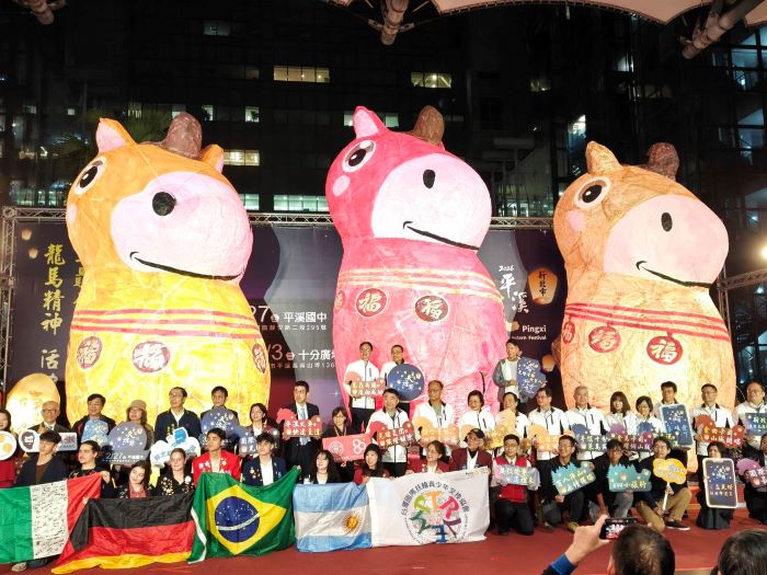 馬驫奔騰祈新年 新北平溪天燈節2/27首登場 10 《圖說》2026新北市平溪天燈節記者會合影。〈記者葉柏成攝〉