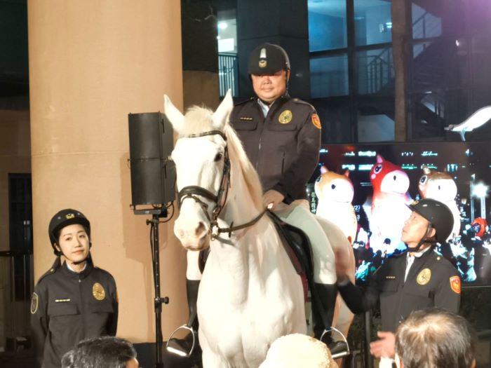 馬驫奔騰祈新年 新北平溪天燈節2/27首登場 12 《圖說》記者會現場氣勢磅礡的巨型天燈搭配新北市騎警隊駿馬。〈記者葉柏成攝〉