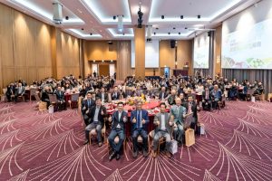 圖一農業部與114年農糧產品行銷貢獻卓著企業團體合影展現政府與產業攜手推動國產農糧行銷之成果_Fotor - 報新聞 Mega News %E5%9C%96%E4%B8%80%E8%BE%B2%E6%A5%AD%E9%83%A8%E8%88%87114%E5%B9%B4%E8%BE%B2%E7%B3%A7%E7%94%A2%E5%93%81%E8%A1%8C%E9%8A%B7%E8%B2%A2%E7%8D%BB%E5%8D%93%E8%91%97%E4%BC%81%E6%A5%AD%E5%9C%98%E9%AB%94%E5%90%88%E5%BD%B1%E5%B1%95%E7%8F%BE%E6%94%BF%E5%BA%9C%E8%88%87%E7%94%A2%E6%A5%AD%E6%94%9C%E6%89%8B%E6%8E%A8%E5%8B%95%E5%9C%8B%E7%94%A2%E8%BE%B2%E7%B3%A7%E8%A1%8C%E9%8A%B7%E4%B9%8B%E6%88%90%E6%9E%9C Fotor 300x200 1