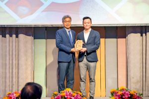 圖二中衛中心王世昌副總經理代表上台領獎象徵政府對中衛中心長期投入之肯定左農業部 陳駿季部長右中衛中心 王世昌副總經理_Fotor - 報新聞 Mega News %E5%9C%96%E4%BA%8C%E4%B8%AD%E8%A1%9B%E4%B8%AD%E5%BF%83%E7%8E%8B%E4%B8%96%E6%98%8C%E5%89%AF%E7%B8%BD%E7%B6%93%E7%90%86%E4%BB%A3%E8%A1%A8%E4%B8%8A%E5%8F%B0%E9%A0%98%E7%8D%8E%E8%B1%A1%E5%BE%B5%E6%94%BF%E5%BA%9C%E5%B0%8D%E4%B8%AD%E8%A1%9B%E4%B8%AD%E5%BF%83%E9%95%B7%E6%9C%9F%E6%8A%95%E5%85%A5%E4%B9%8B%E8%82%AF%E5%AE%9A%E5%B7%A6%E8%BE%B2%E6%A5%AD%E9%83%A8 %E9%99%B3%E9%A7%BF%E5%AD%A3%E9%83%A8%E9%95%B7%E5%8F%B3%E4%B8%AD%E8%A1%9B%E4%B8%AD%E5%BF%83 %E7%8E%8B%E4%B8%96%E6%98%8C%E5%89%AF%E7%B8%BD%E7%B6%93%E7%90%86 Fotor 300x200 1