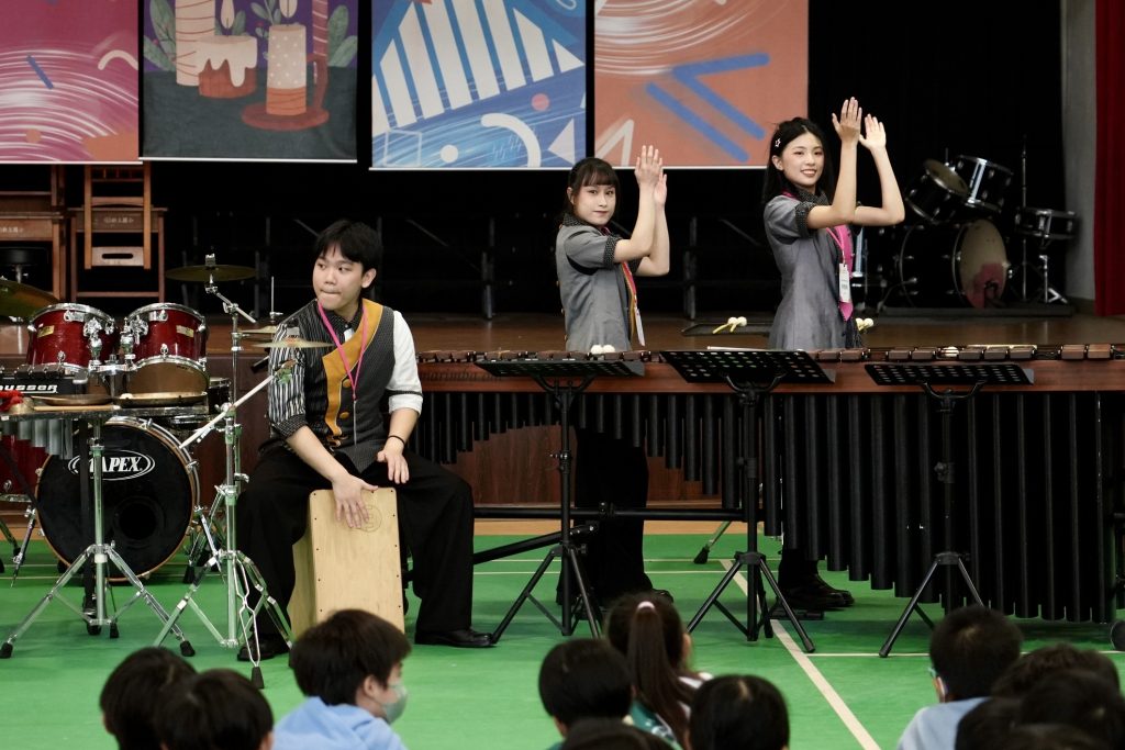擊樂文教基會透過迷你音樂會帶領學生體驗打擊樂的美好圖左至右葉立偉老師屠德沅老師林宸帆老師 - 報新聞 Mega News %E6%93%8A%E6%A8%82%E6%96%87%E6%95%99%E5%9F%BA%E6%9C%83%E9%80%8F%E9%81%8E%E8%BF%B7%E4%BD%A0%E9%9F%B3%E6%A8%82%E6%9C%83%E5%B8%B6%E9%A0%98%E5%AD%B8%E7%94%9F%E9%AB%94%E9%A9%97%E6%89%93%E6%93%8A%E6%A8%82%E7%9A%84%E7%BE%8E%E5%A5%BD%E5%9C%96%E5%B7%A6%E8%87%B3%E5%8F%B3%E8%91%89%E7%AB%8B%E5%81%89%E8%80%81%E5%B8%AB%E5%B1%A0%E5%BE%B7%E6%B2%85%E8%80%81%E5%B8%AB%E6%9E%97%E5%AE%B8%E5%B8%86%E8%80%81%E5%B8%AB 1 1024x683 1