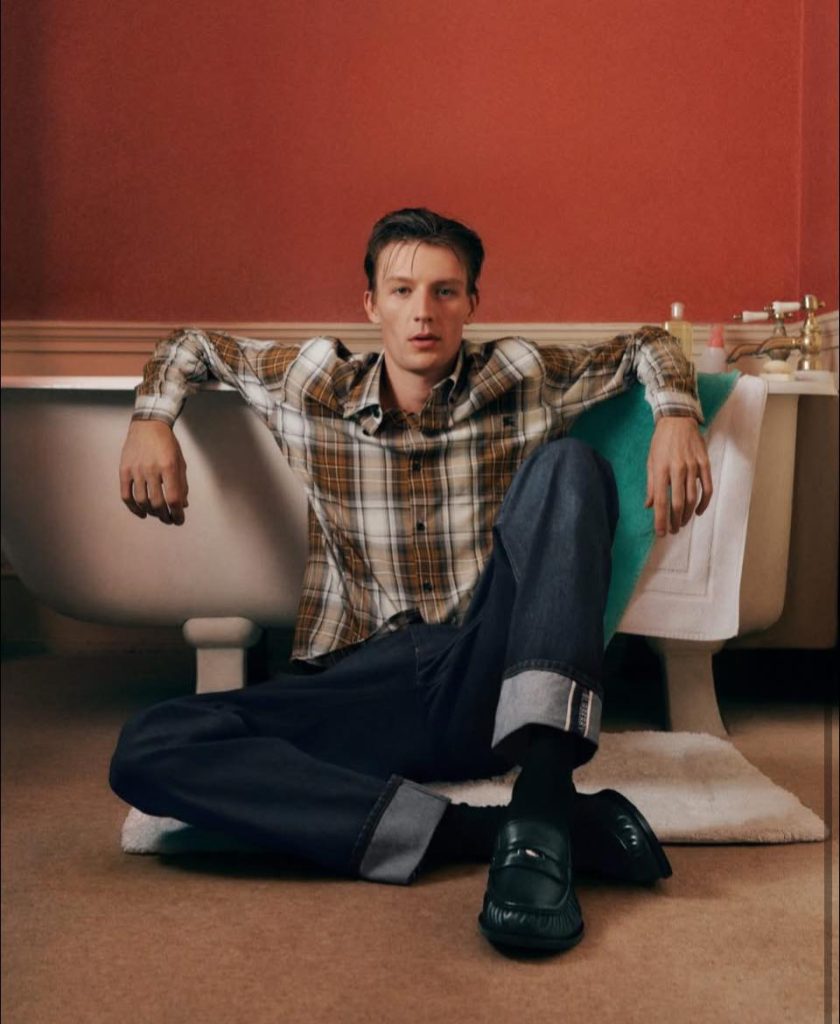 Burberry%E6%A0%BC%E7%B4%8B%E4%BD%88%E5%B1%80%E7%9A%84%E6%98%A5%E5%A4%A900004 840x1024 1