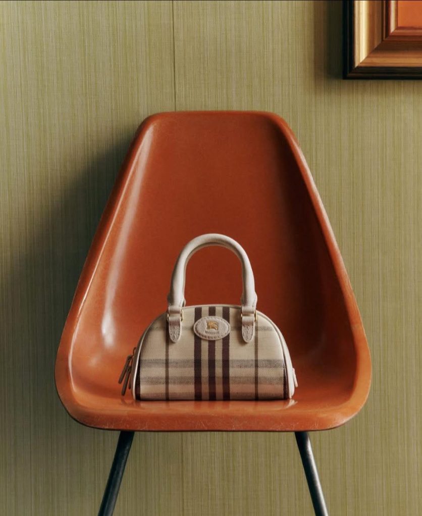 Burberry%E6%A0%BC%E7%B4%8B%E4%BD%88%E5%B1%80%E7%9A%84%E6%98%A5%E5%A4%A900002 836x1024 1