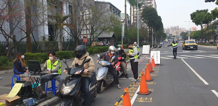 柴油車、老舊機車注意! 新北焚化廠空品維護區上路 5 《圖說》機車路邊攔查。〈環保局提供〉