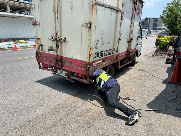 柴油車、老舊機車注意! 新北焚化廠空品維護區上路 6 《圖說》柴油車路邊攔查。〈環保局提供〉