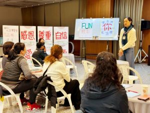 %E4%BA%BA%E6%96%87%E5%93%81%E6%A0%BC%E5%86%AC%E4%BB%A4%E7%87%9F%E7%9A%84%E8%AC%9D%E4%BD%B3%E5%8B%B3%E8%80%81%E5%B8%AB%E8%A6%AA%E5%AD%90%E6%95%99%E9%A4%8A%E8%AC%9B%E5%BA%A7%E9%A0%82%E6%96%B0%E5%92%8C%E5%BE%B7%E6%96%87%E6%95%99%E5%9F%BA%E9%87%91%E6%9C%83%E6%8F%90%E4%BE%9B Fotor 300x225 1