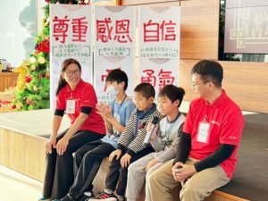 %E4%BA%BA%E6%96%87%E5%93%81%E6%A0%BC%E5%86%AC%E4%BB%A4%E7%87%9F%E6%AF%8F%E6%AC%A1%E6%94%BE%E5%AD%B8%E5%89%8D%E9%80%B2%E8%A1%8C%E6%84%9F%E6%81%A9%E5%88%86%E4%BA%AB%E7%92%B0%E7%AF%80%E9%BC%93%E5%8B%B5%E5%AD%B8%E5%93%A1%E4%B8%8A%E5%8F%B0%E5%88%86%E4%BA%AB%E5%BB%BA%E7%AB%8B%E5%AD%B8%E5%93%A1%E8%87%AA%E4%BF%A1%E5%BF%83%E8%88%87%E5%8F%8D%E6%80%9D%E8%83%BD%E5%8A%9B %E9%A0%82%E6%96%B0%E5%92%8C%E5%BE%B7%E6%96%87%E6%95%99%E5%9F%BA%E9%87%91%E6%9C%83%E6%8F%90%E4%BE%9B Fotor 300x225 1