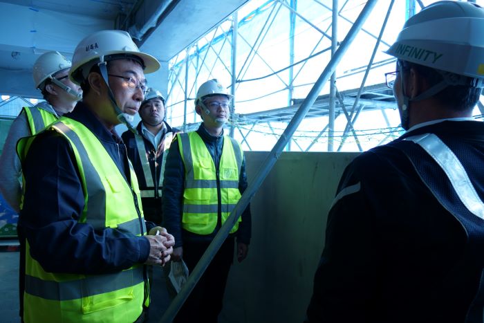 三蘆17座立體停車場陸續到位 蘆洲長安、三重興華公園停車場今年完工 3 《圖說》新北市交通局副局長曾招雄前往視察長安立體停車場工程,特別提醒施工單位注意外牆鷹架務必牢固。〈交通局提供〉