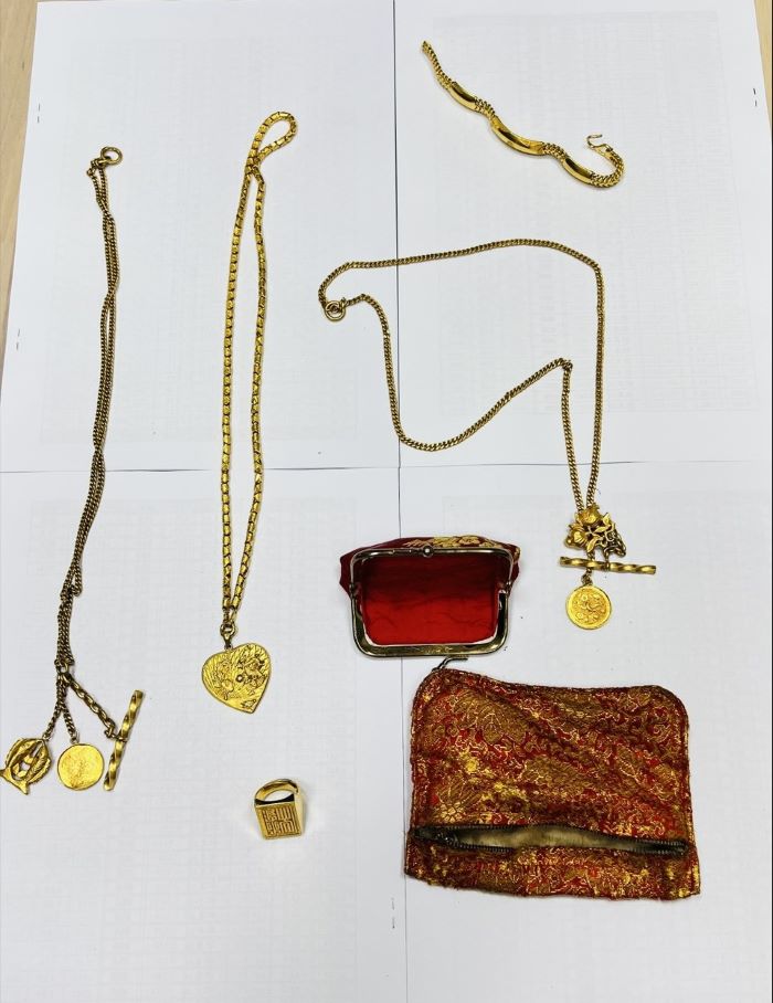 瑞芳清潔隊拾金不昧 市民140萬金飾失而復得 11 《圖說》抽屜內貴重財物。〈環保局提供〉