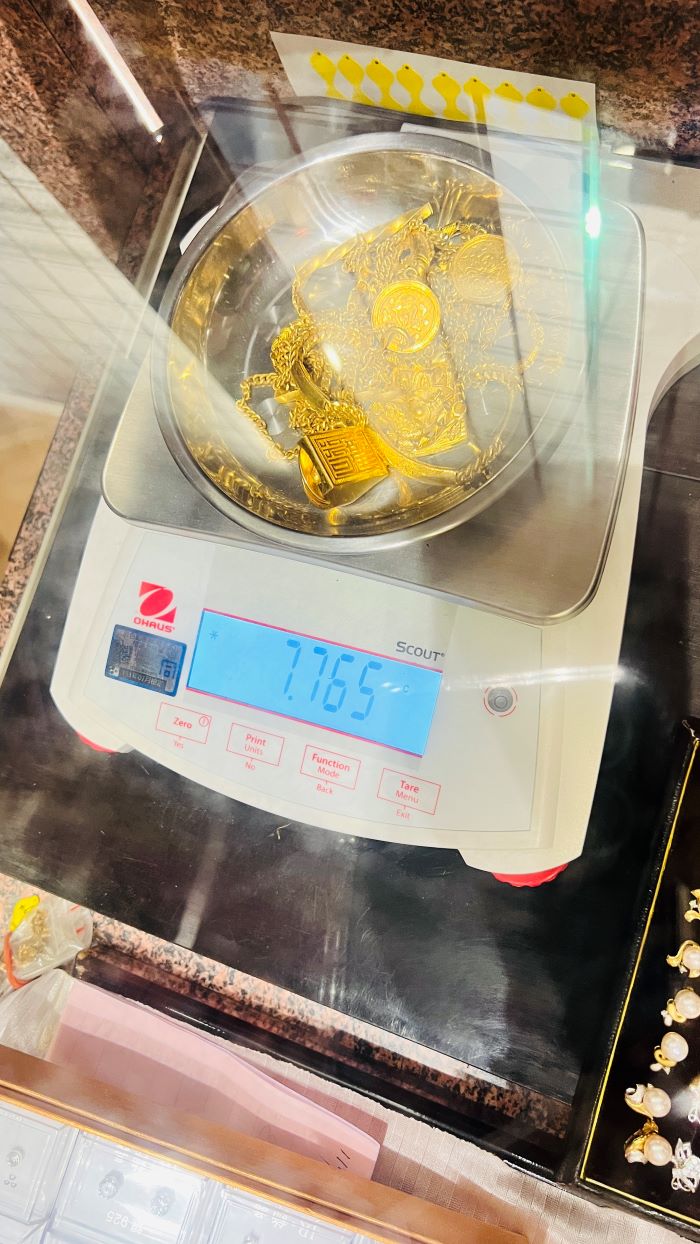 瑞芳清潔隊拾金不昧 市民140萬金飾失而復得 12 《圖說》金飾經秤重合計7.765兩,換算市值約新臺幣140萬元。〈環保局提供〉