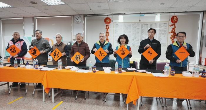 一馬當先開新進福 台電北西區處名師揮毫送春聯 4 《圖說》名書法家吳聰文、曾鉅峯、郭金堂、北西區處長徐進福、工會代表、同仁一同運筆寫下「一馬當先 開新進福」春聯,熱鬧展開贈聯活動。〈台電北西區處提供〉