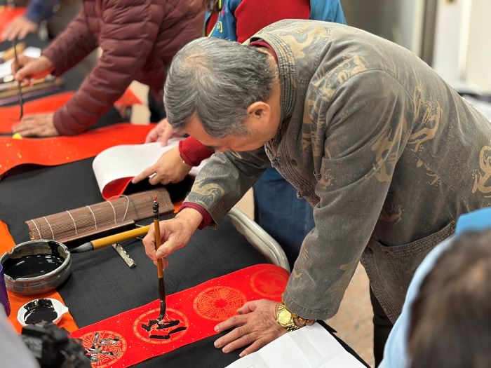 一馬當先開新進福 台電北西區處名師揮毫送春聯 5 《圖說》揮毫迎新春! 農曆新年將至,活動現場邀請書法名家親手書寫春聯。〈台電北西區處提供〉