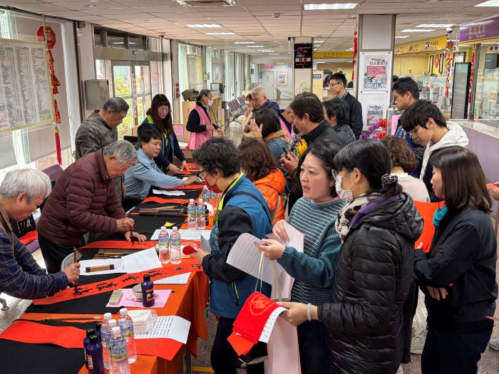 一馬當先開新進福 台電北西區處名師揮毫送春聯 6 《圖說》台電北西區處舉辦「名師揮毫送春聯 一馬當先開新進福」,民眾排隊領墨寶。〈台電北西區處提供〉