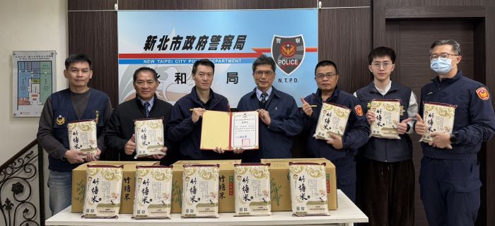 中和農會慰問永和警 佛光山活動蔣叔君分享反詐案例 6 《圖說》永和分局回贈中和地區農會理事長呂弈陞等人感謝狀。〈永和分局提供〉