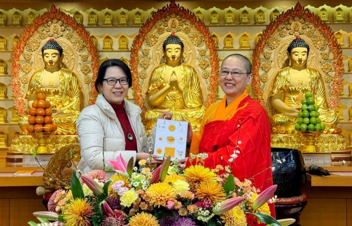 中和農會慰問永和警 佛光山活動蔣叔君分享反詐案例 7 《圖說》永和分局長蔣叔君出席佛光山永和學舍「戶外聯合勤教暨反詐騙宣導活動」。〈永和分局提供〉