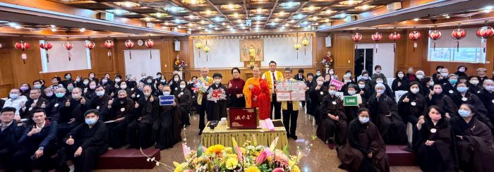 中和農會慰問永和警 佛光山活動蔣叔君分享反詐案例 8 《圖說》佛光山永和學舍「戶外聯合勤教暨反詐騙宣導活動」合影。〈永和分局提供〉