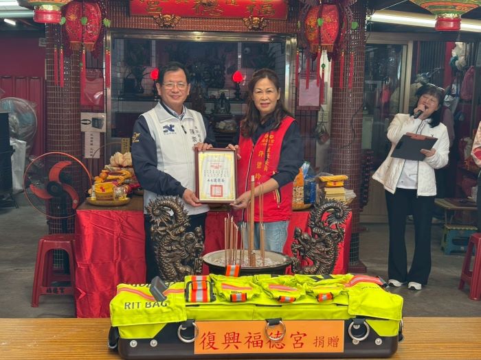 《圖說》復興福德宮捐贈救援供氣系統，消防局長陳崇岳頒發感謝狀給予復興福德宮許碧玲主委。〈消防局提供〉