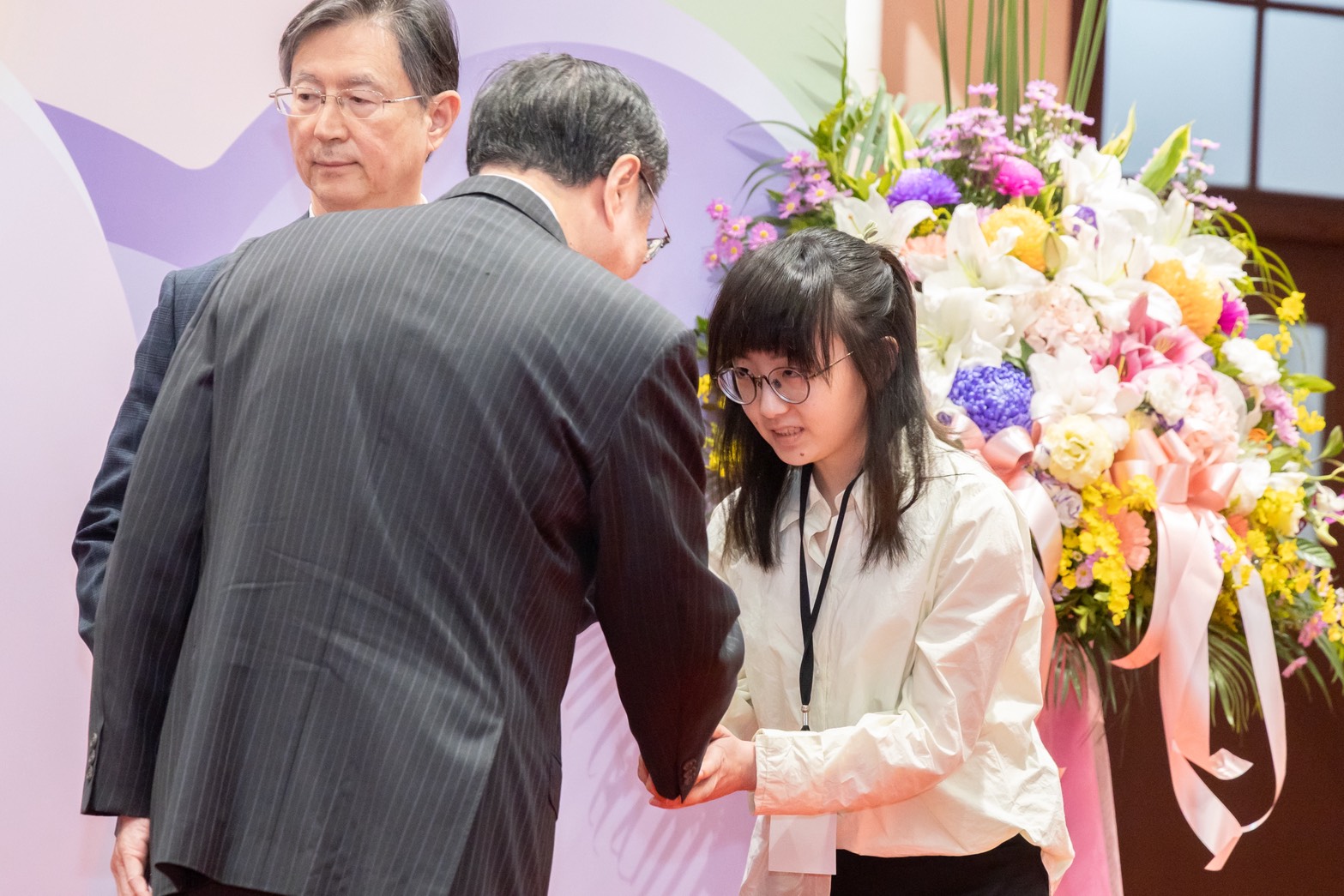 %E5%9C%962%E6%9C%AC%E7%B3%BB%E7%A0%94%E7%A9%B6%E7%94%9F%E4%BB%A3%E8%A1%A8%E6%9E%97%E8%8A%B7%E4%BA%A6%E6%8E%A5%E5%8F%97%E8%A1%8C%E6%94%BF%E9%99%A2%E9%99%A2%E9%95%B7%E8%87%B4%E8%B4%88%E6%84%9F%E8%AC%9D%E7%8B%80 0