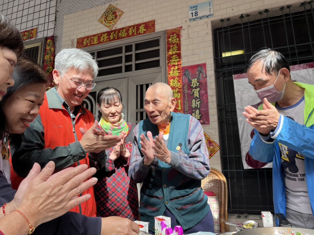 屏東榮服處溫馨祝壽 為百歲榮民項道芽伯伯慶生 6 %E5%9C%96%E8%AA%AA2 %E7%8E%8B%E8%99%95%E9%95%B7%E6%A6%AE%E6%9C%8D%E8%99%95%E5%90%8C%E4%BB%81%E5%8F%8A%E9%A0%85%E4%BC%AF%E4%BC%AF%E5%AE%B6%E4%BA%BA%E4%B8%80%E5%90%8C%E5%94%B1%E6%AD%8C 1024x768 1