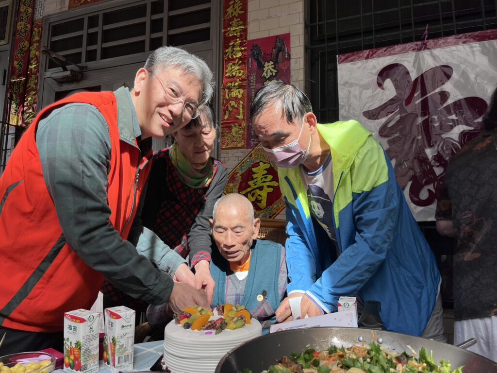 屏東榮服處溫馨祝壽 為百歲榮民項道芽伯伯慶生 7 %E5%9C%96%E8%AA%AA4%E7%8E%8B%E8%99%95%E9%95%B7%E9%A0%85%E4%BC%AF%E4%BC%AF%E5%8F%8A%E5%AE%B6%E4%BA%BA%E4%B8%80%E5%90%8C%E5%88%87%E8%9B%8B%E7%B3%95 1024x768 1