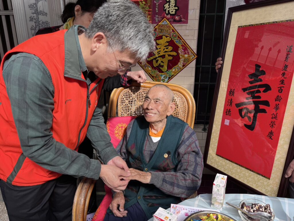 屏東榮服處溫馨祝壽 為百歲榮民項道芽伯伯慶生 8 %E5%9C%96%E8%AA%AA1%E7%8E%8B%E8%99%95%E9%95%B7%E7%82%BA%E9%A0%85%E4%BC%AF%E4%BC%AF%E9%85%8D%E6%88%B4%E9%87%91%E6%88%92%E6%8C%87 1024x768 1