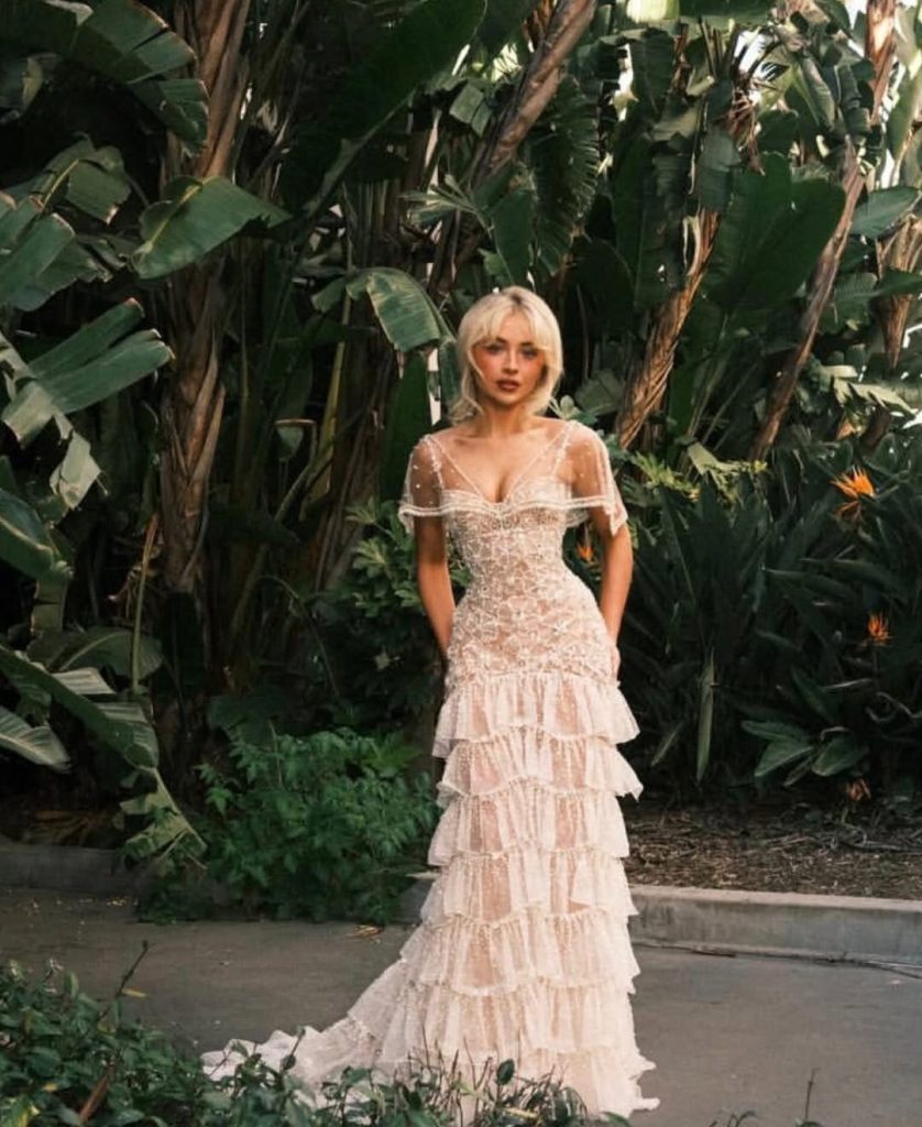 2026%E7%BE%8E%E5%9C%8B%E4%BA%BA%E6%B0%A3%E6%AD%8C%E6%89%8B%E8%8E%8E%E8%B3%93%E5%A8%9C%E5%8D%A1%E6%9C%AC%E7%89%B900001 838x1024 1