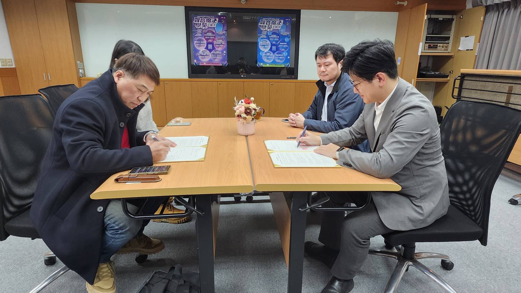 %E5%9C%96%E4%BA%8C%E6%9D%B1%E5%90%B3%E5%A4%A7%E5%AD%B8%E9%80%9A%E8%AD%98%E6%95%99%E8%82%B2%E4%B8%AD%E5%BF%83%E9%99%B3%E5%86%A0%E9%9C%96%E4%B8%BB%E4%BB%BB%E8%88%87%E8%87%BA%E5%8C%97%E5%B8%82%E9%85%8D%E9%9F%B3%E4%BA%BA%E5%93%A1%E8%81%B7%E6%A5%AD%E5%B7%A5%E6%9C%83%E6%9B%B9%E5%86%80%E9%AD%AF%E7%90%86%E4%BA%8B%E9%95%B7%E4%BB%A3%E8%A1%A8%E7%B0%BD%E7%BD%B2MOU