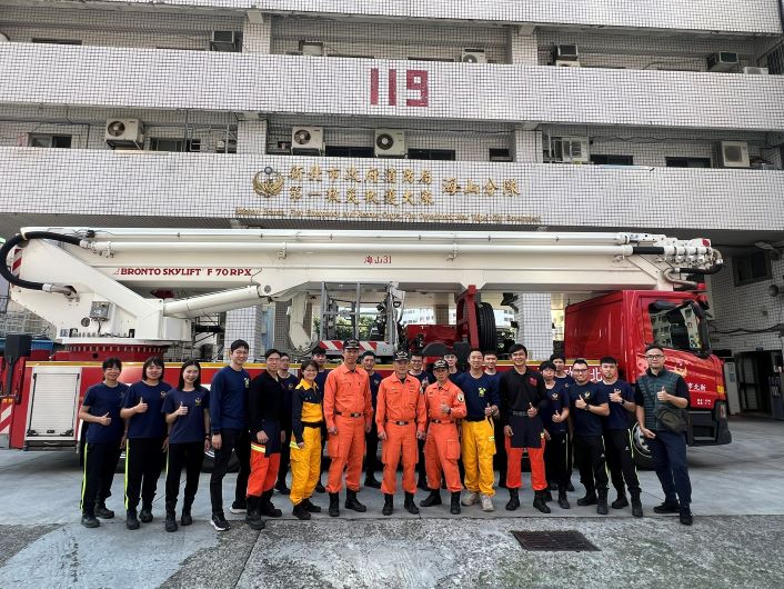 《圖說》三位資歷深厚的日本東京消防廳「第八消防方面本部」特搜隊教官參訪新北消第一大隊海山分隊。〈第一大隊提供〉