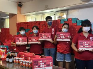 %E7%B4%85%E8%97%9C%E9%BB%9E%E5%BF%83%E7%B6%9C%E5%90%88%E7%A6%AE%E7%9B%92%E5%8C%85%E5%90%AB%E7%B4%85%E8%97%9C%E9%A6%99%E9%AC%86%E5%9C%B0%E7%93%9C%E9%85%A5%E8%88%87%E7%B4%85%E8%97%9C%E8%8C%B6%E7%AD%89%E7%94%A2%E5%93%81%E5%A4%A7%E7%8D%B2%E5%A5%BD%E8%A9%95%E9%A0%82%E6%96%B0%E5%92%8C%E5%BE%B7%E6%96%87%E6%95%99%E5%9F%BA%E9%87%91%E6%9C%83%E6%8F%90%E4%BE%9B 300x225 1