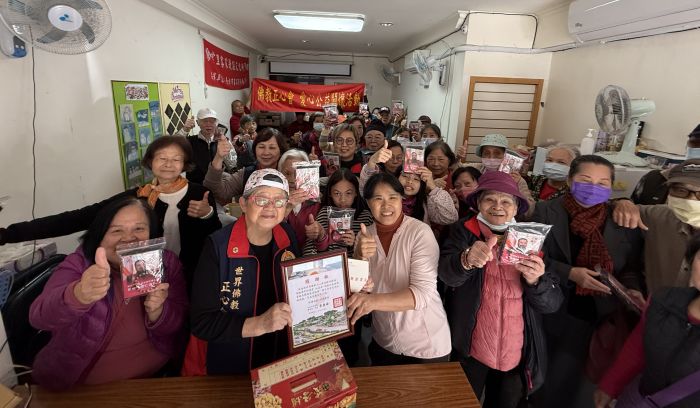 《圖說》立春送暖佛教正心會公益關懷萬華區騰雲里老人致贈加菜金及物資，前排左二正心會執行長陳和慧。〈正心會提供〉