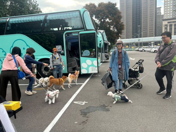 《圖說》飼主準備帶寵物上寵物專車。〈農業局提供〉