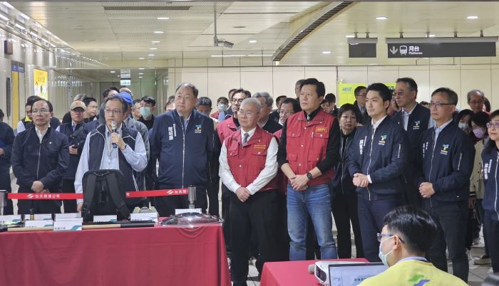 《圖說》臺北市長蔣萬安、新北市副市長朱惕之〈前排右四〉聽取簡報。〈新北市府提供〉