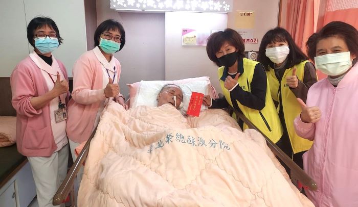 《圖說》板橋榮家於春節前夕慰問蘇澳及員山分院住院榮民。〈板橋榮家提供〉