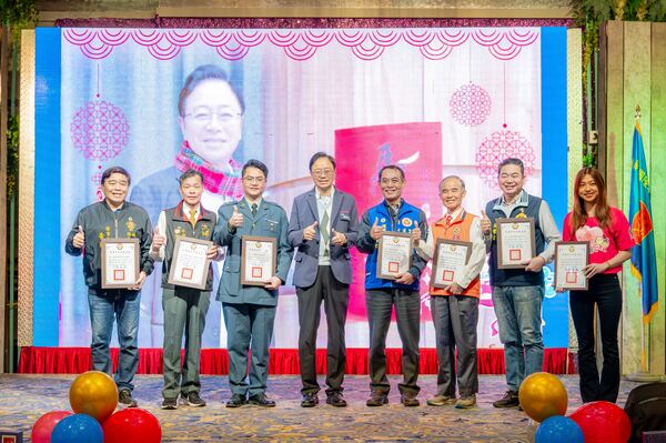 陸軍官校校友會寒冬送暖餐會 張善政肯定公私協力傳遞溫情 5 f 29313927 1