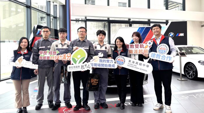接軌職場累積即戰力 新北建教生寒假實習不停歇 5 《圖說》張明文局長〈左四〉赴BMW探訪東海高中建教合作學生。〈教育局提供〉