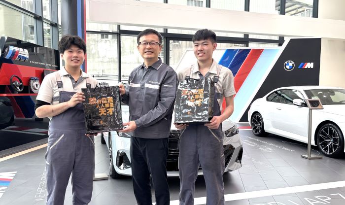 接軌職場累積即戰力 新北建教生寒假實習不停歇 6 《圖說》張明文局長致贈建教生新春賀禮。〈教育局提供〉