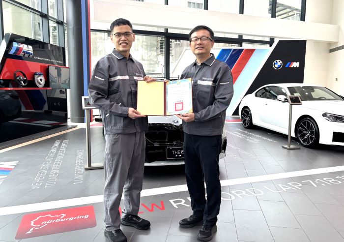 接軌職場累積即戰力 新北建教生寒假實習不停歇 7 《圖說》張明文局長致贈感謝狀感謝廠家協助培育優秀人才。〈教育局提供〉