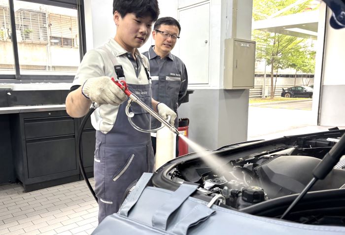 接軌職場累積即戰力 新北建教生寒假實習不停歇 8 《圖說》建教生向局長示範清潔引擎室。〈教育局提供〉