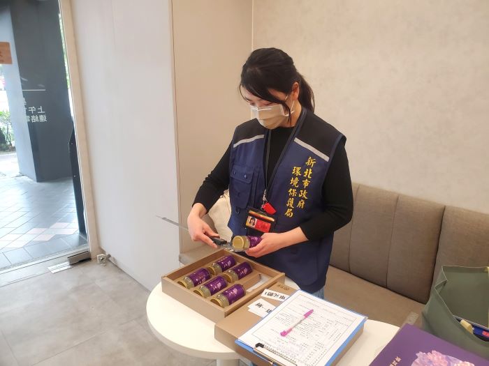 《圖說》新北環保局抽查有無過度包裝情形。〈環保局提供〉