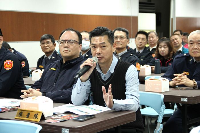 《圖說》座談會中，新莊警分局各單位，透過情境式說明，向民眾宣導災害發生時的交通管制與疏導措施。〈新莊分局提供〉