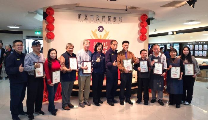 《圖說》新北警局彩繪迎春揮毫春聯活動副局長張錦成（右6）、督察長宣介慈（左6）與書法名家們合影。〈警察局提供〉