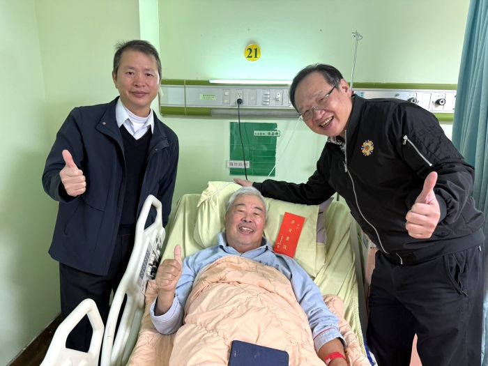 《圖說》八德榮家春節前夕醫院探視，溫馨關懷住院榮民，八德榮家主任酆世俊（右）親往榮總桃園分院住院療養的榮民王伯伯，代表榮家表達誠摯的關懷與祝福。〈八德榮家提供〉