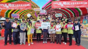 玉里年貨大街2月6日開幕 玉警與警察志工媽媽齊宣導 5 %E4%B8%80 40 300x169 1