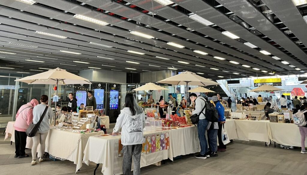 %E9%AB%98%E9%9B%84%E8%BB%8A%E7%AB%99%E6%96%B0%E9%AB%98%E5%9F%95%E5%8D%97%E5%BB%A3%E5%A0%B4%E6%89%93%E9%80%A0%E6%96%B0%E6%98%A5%E7%89%B9%E8%89%B2%E5%B8%82%E9%9B%86%E6%8D%B7%E9%81%8B%E5%87%BA%E7%AB%99%E5%8D%B3%E5%8F%AF%E6%8A%B5%E9%81%94%E8%A6%8F%E5%8A%83%E8%B5%B0%E6%98%A5%E8%A1%8C%E7%A8%8B%E7%84%A1%E8%B2%A0%E6%93%94 1024x582 1