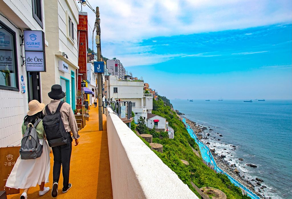 No 250029 4 %E7%99%BD%E6%B7%BA%E7%81%98%E6%96%87%E5%8C%96%E6%9D%91 %ED%9D%B0%EC%97%AC%EC%9A%B8%EB%AC%B8%ED%99%94%EB%A7%88%EC%9D%84 %E4%BE%86%E6%BA%90 Visit Busan 1024x698 1