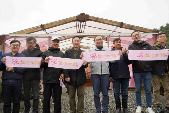 《圖說》「萬金杜鵑」春季花展今日在萬里、金山展區盛大開展，市長侯友宜(右3)出席為這場結合在地產業、藝術及農業美學的春季年度盛會揭開序幕。〈農業局提供〉