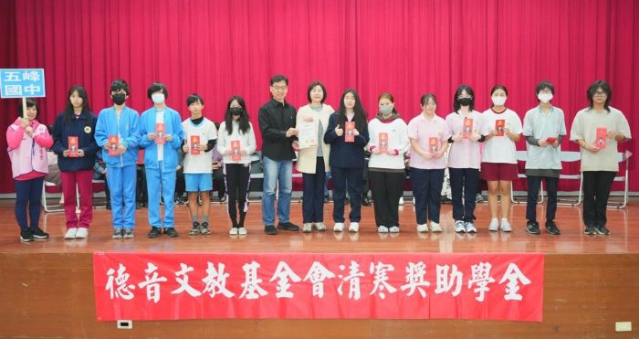 《圖說》基金會董事長、新北市議員陳儀君〈中〉與獲獎同學合影。〈德音文教基金會提供〉