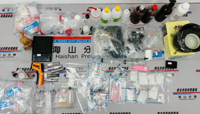 《圖說》海山警查獲毒品、手槍、子彈等證物。〈海山分局提供〉