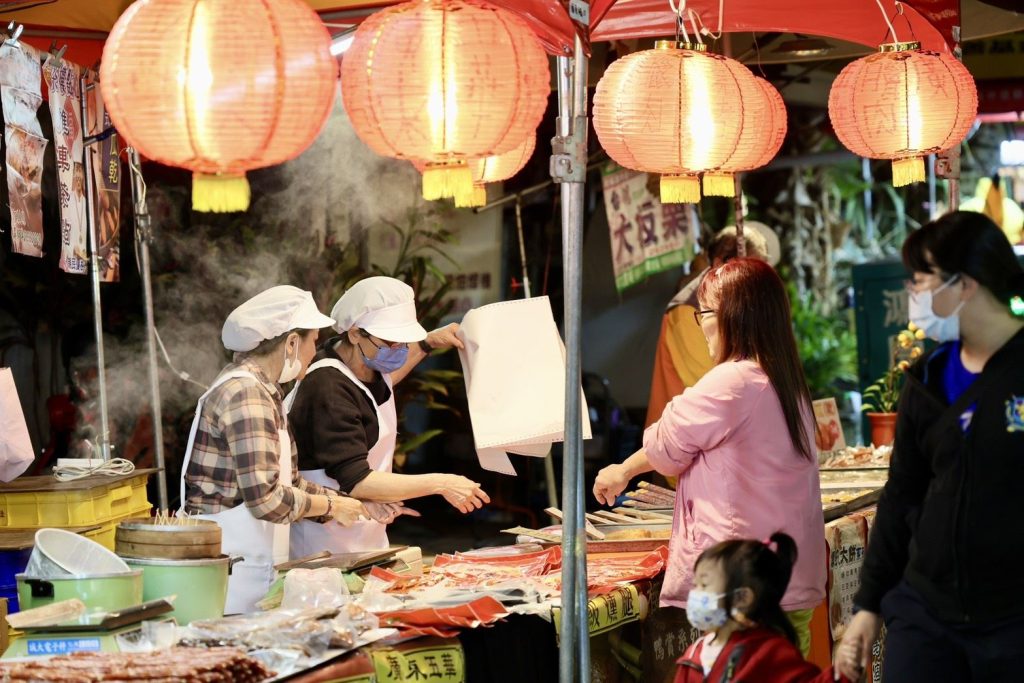 1150206%E9%80%9A%E7%A8%BF04%E5%B7%A6%E7%87%9F%E6%B5%B7%E8%BB%8D%E7%9C%B7%E6%9D%91%E5%B9%B4%E8%B2%A8%E5%A4%A7%E8%A1%97%E7%B6%BF%E5%BB%B6%E7%99%BE%E5%85%AC%E5%B0%BA%E5%B8%82%E9%9B%86%E5%8C%AF%E9%9B%86%E7%B4%84160%E5%80%8B%E6%94%A4%E4%BD%8D%E5%8D%97%E5%8C%97%E5%B9%B4%E8%B2%A8%E5%A4%A7%E8%A1%97%E5%90%84%E5%BC%8F%E7%BE%8E%E9%A3%9F%E9%BD%8A%E8%81%9A%E4%B8%80%E5%A0%82%E9%99%B3%E5%85%B6%E9%82%81%E6%8E%A8%E8%96%A6%E6%8E%A1%E8%B2%B7%E5%B9%B4%E8%B2%A8%E6%98%AF%E6%9C%80%E4%BD%B3%E9%81%B8%E6%93%87 1024x683 1