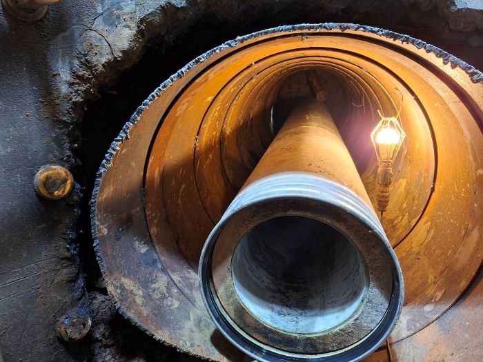 《圖說》施工人員從既有人孔內部進行鋼套管推進，將污水管線順利接入。〈水利局提供〉